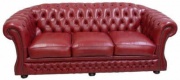 Красный двухместный диван Chesterfield