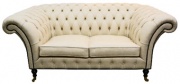 Светлый двухместный диван Chesterfield